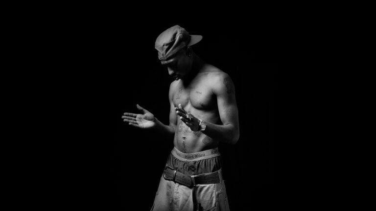 Tupac Shakur – “Hoa hồng đỏ mọc trên nền xi măng”