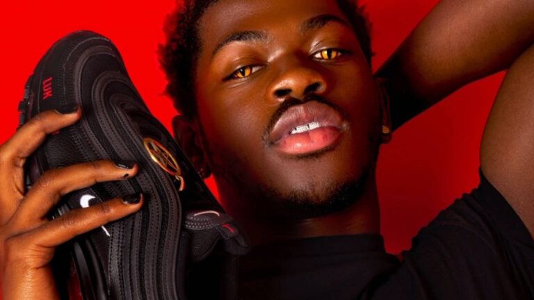 Lil Nas X hậm hực vì những chiếc ván trượt được “phủ máu” của Tony Hawk