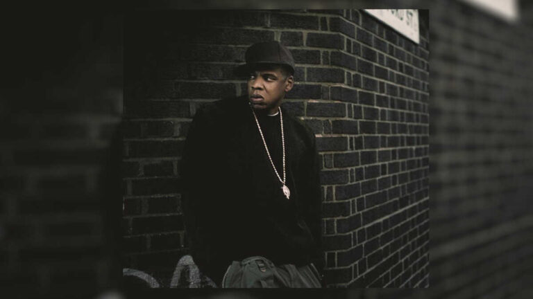 “The Dynasty (intro)”, con track sở hữu một trong những ‘gangsta bar’ cháy khét nhất của Hip Hop