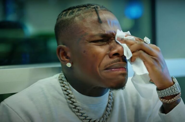 DaBaby ngã khỏi sân khấu và suýt đánh mất món trang sức trị giá $20.000
