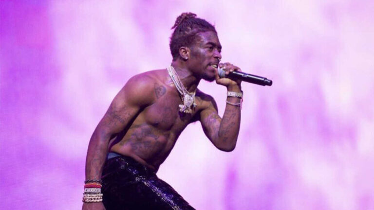Lil Uzi Vert bất chấp biểu diễn khi người hâm mộ bên dưới yêu cầu sự giúp đỡ