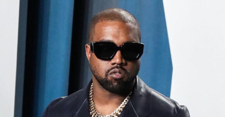 Kanye West bị bắt gặp cùng hai người phụ nữ trong khách sạn trước khi hẹn hò với Julia Fox