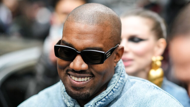Fan của Kanye West phát tán lậu Donda 2 thay vì mua Stem Player
