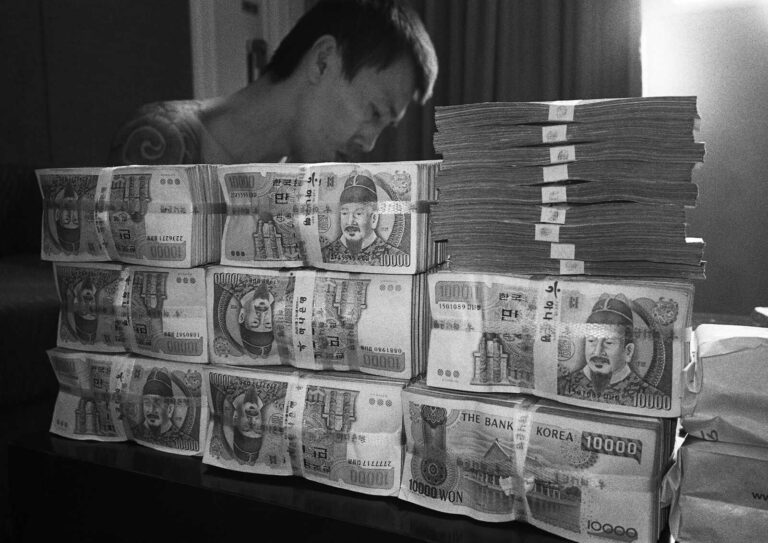 Tình dục, quyền lực, và tiền bạc: Một cái nhìn thoáng qua về cuộc sống của những tay xã hội đen Hàn Quốc