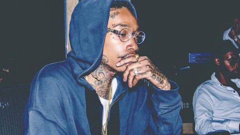 Wiz Khalifa đưa ra lời cảnh báo cho bất cứ ai nghĩ đến việc muốn tát anh ấy trên sân khấu