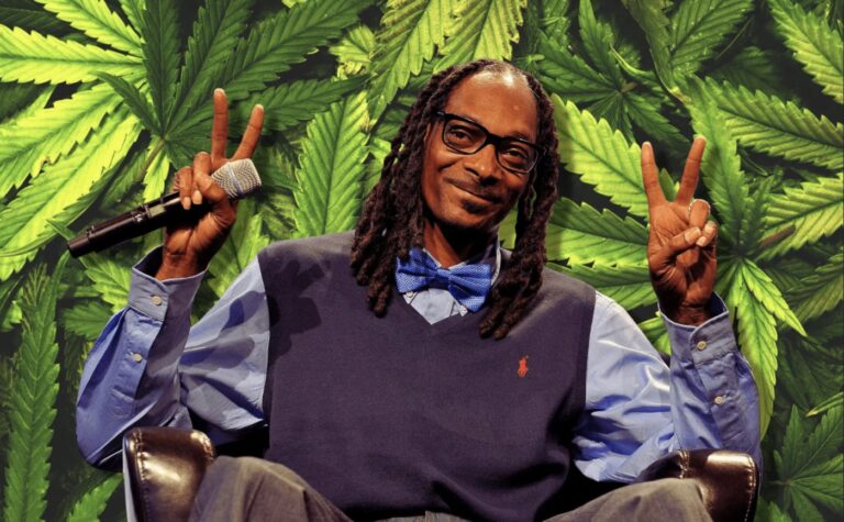 Snoop Doog dự định tăng lương cho các ‘blunt roller’ của mình … do “lạm phát”