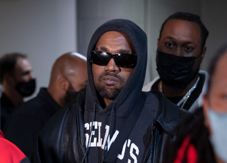 Ye kiên quyết bảo vệ quyết định bán bộ sản phẩm Yeezy Gap bằng túi rác