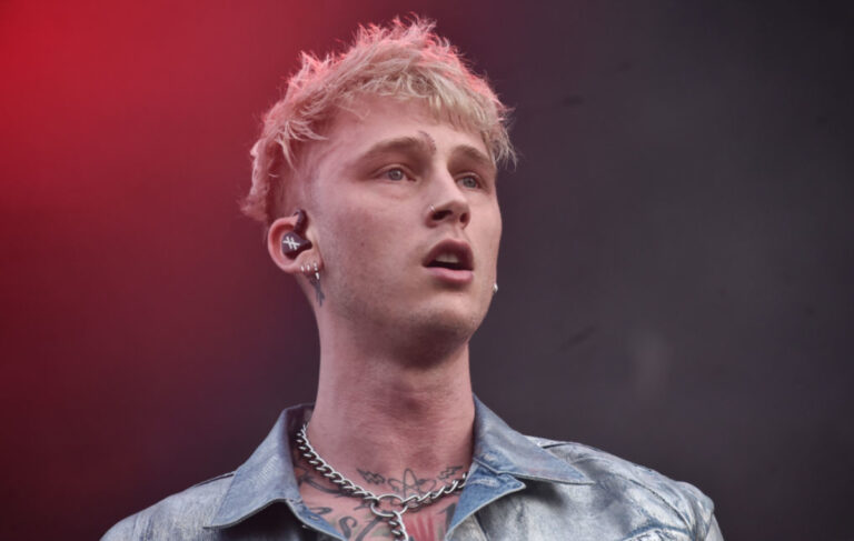 Machine Gun Kelly bị xúc phạm giới tính nặng nề trong chuyến lưu diễn của mình