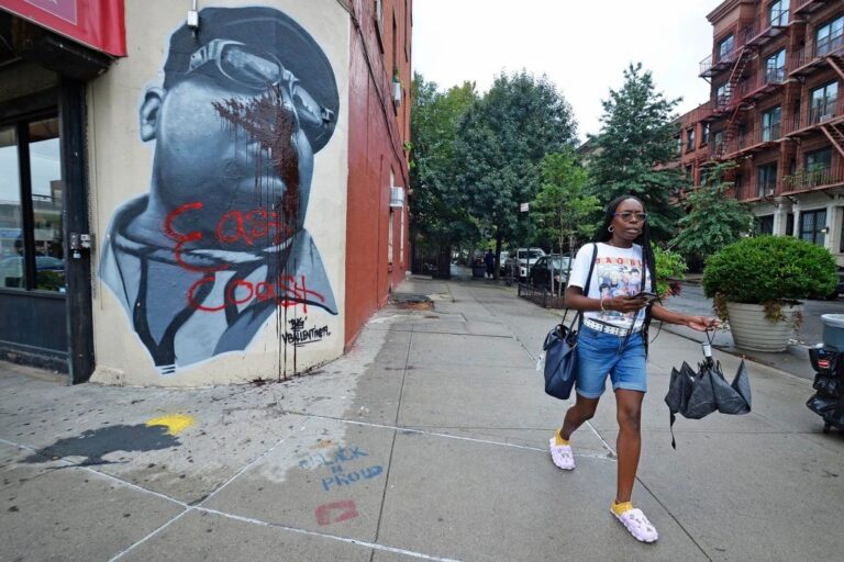 Bức tranh tưởng niệm Biggie Smalls tại Brooklyn bị phá hoại