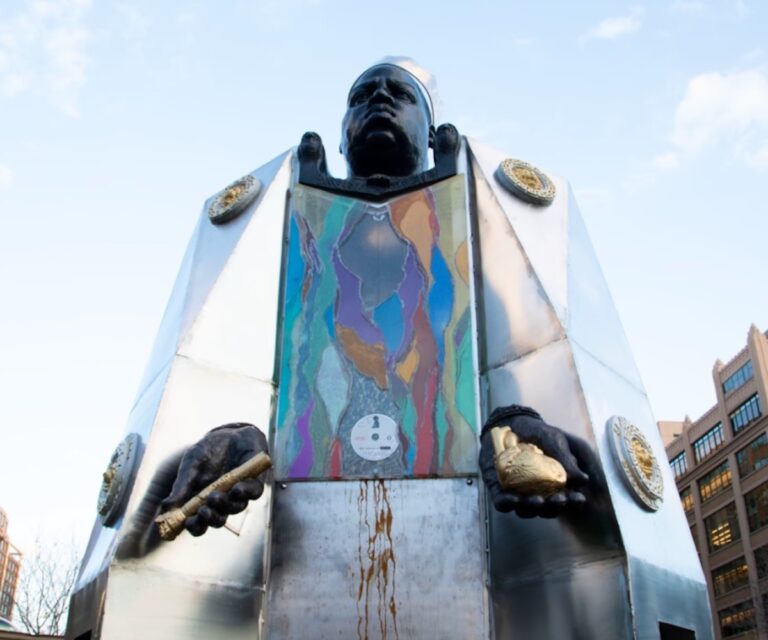 Tác phẩm điêu khắc khổng lồ của The Notorious BIG được dựng lên tại NYC